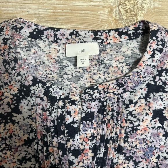 J. Jill Pintucked V-Neck Floral Knit Tunic Top Sz XS - Picture 5 of 10